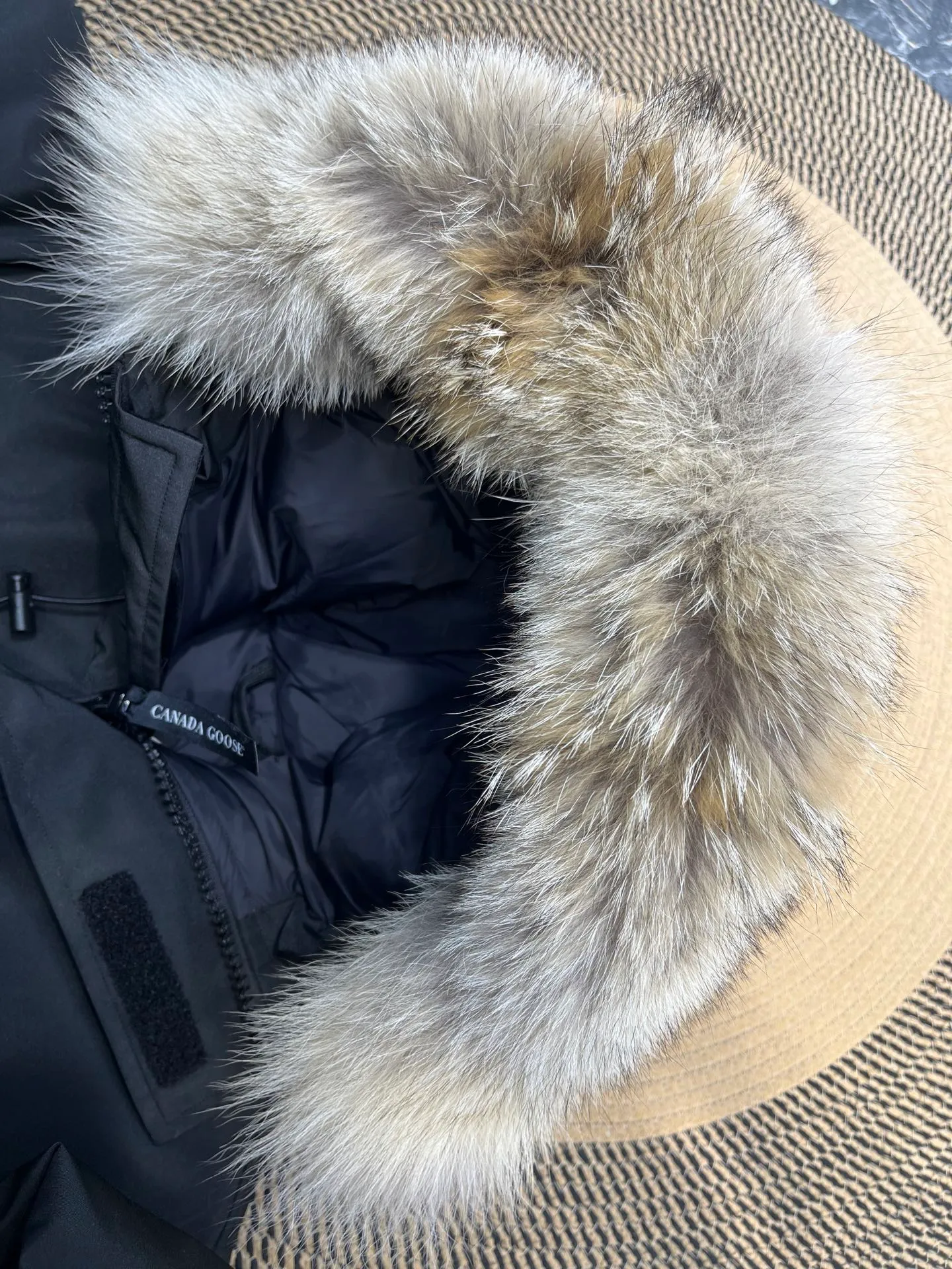 P840 𝘾𝘼𝙉𝘼𝘿𝘼 𝙂𝙊𝙊𝙎𝙀Big Goose 13# The design of Big Goose 13 is simple and elegant, a little longer than the 08 model, more suitable for men and suitable for business people. This down jacket is popular for its simple design, which is not only practical but also has a certain sense of fashion. In terms of applicability, the Daye 13 model provides good thermal insulation performance. Its thermal insulation coefficient is level 5, which can provide enough warmth and is suitable for wearing in cold environments. In addition, the Daye 13 model also has a high cost performance. Compared with other models, it provides a better balance between price and performance, making it more competitive in the market.  size：xs-xxl